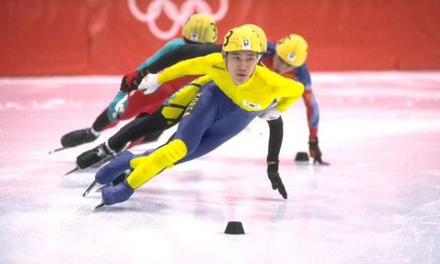 滑手扮关公成都街头玩滑板