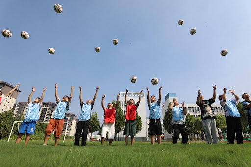 埃泽英格兰队生涯前3进球均为替补打进，为凯恩后第二人